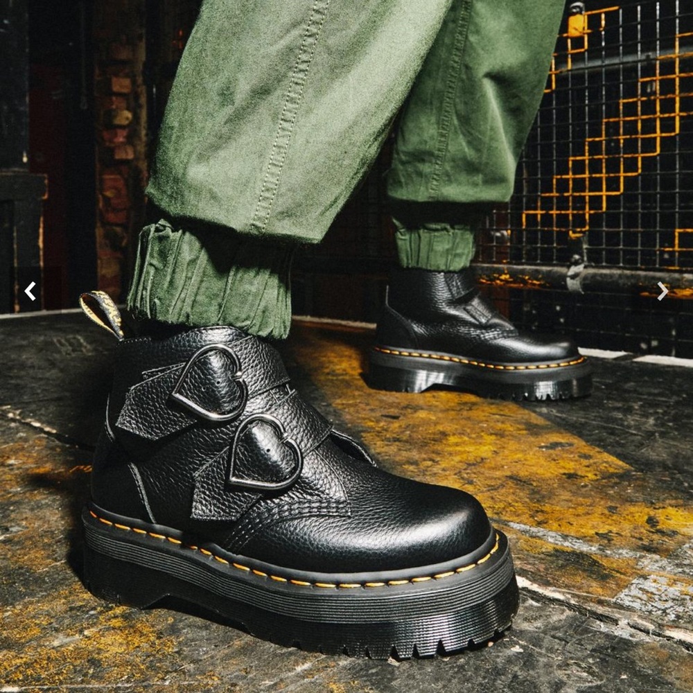 Dr Marten “Devon” platform boot NWT